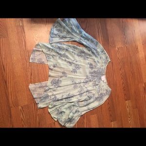 Adorable shirt with flared sleeves & cut out back